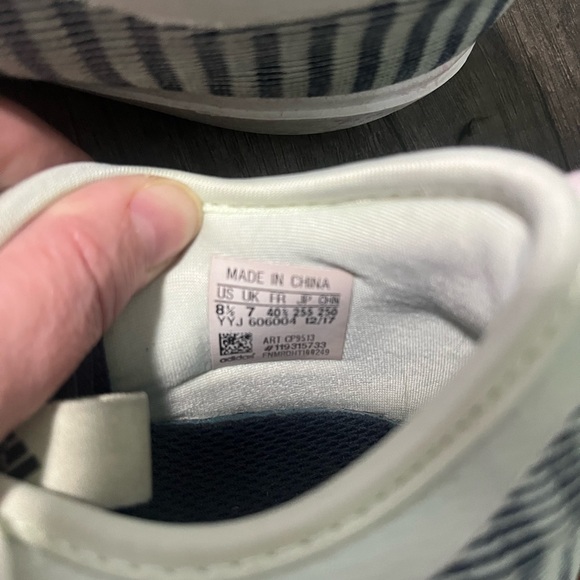 Size 8.5 Adidas sneakers - Picture 6 of 10